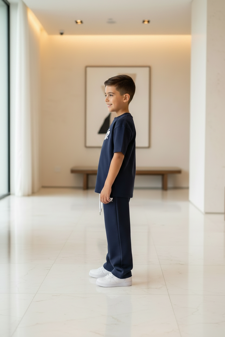 Ensemble 2 Pièces Garçon – T-shirt &amp; Jogging Bleu Marine | Imprimé Stud | 8–13 ans