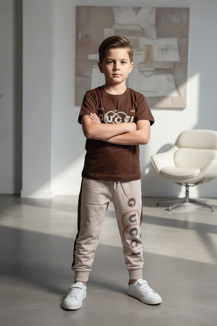 Garçon 6 ans portant l&