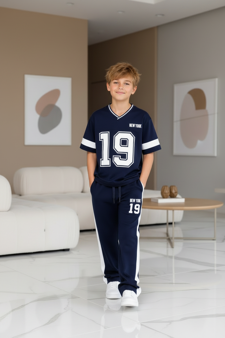 Ensemble jogging garçon bleu marine New York 19 – pose marche intérieur – CHAYA STYLE