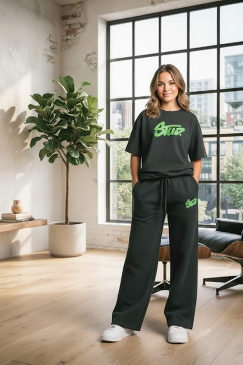 Ensemble 2 pièces fille t-shirt oversize noir imprimé Star vert pantalon large – pose debout loft – CHAYA STYLE