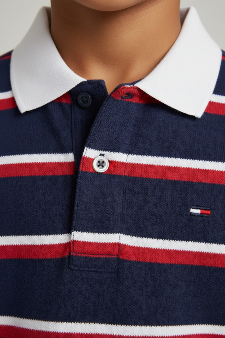 Détail col blanc contrasté et boutons du polo rayé garçon bleu marine
