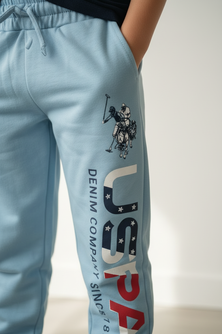 Détail imprimé USPA Denim Company Since 1890 et joueur de polo sur la jambe du jogger bleu ciel