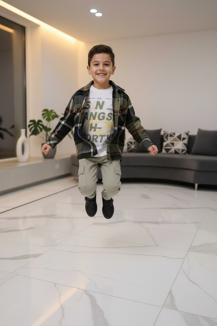 Garçon 6 ans – saut joyeux, intérieur chic