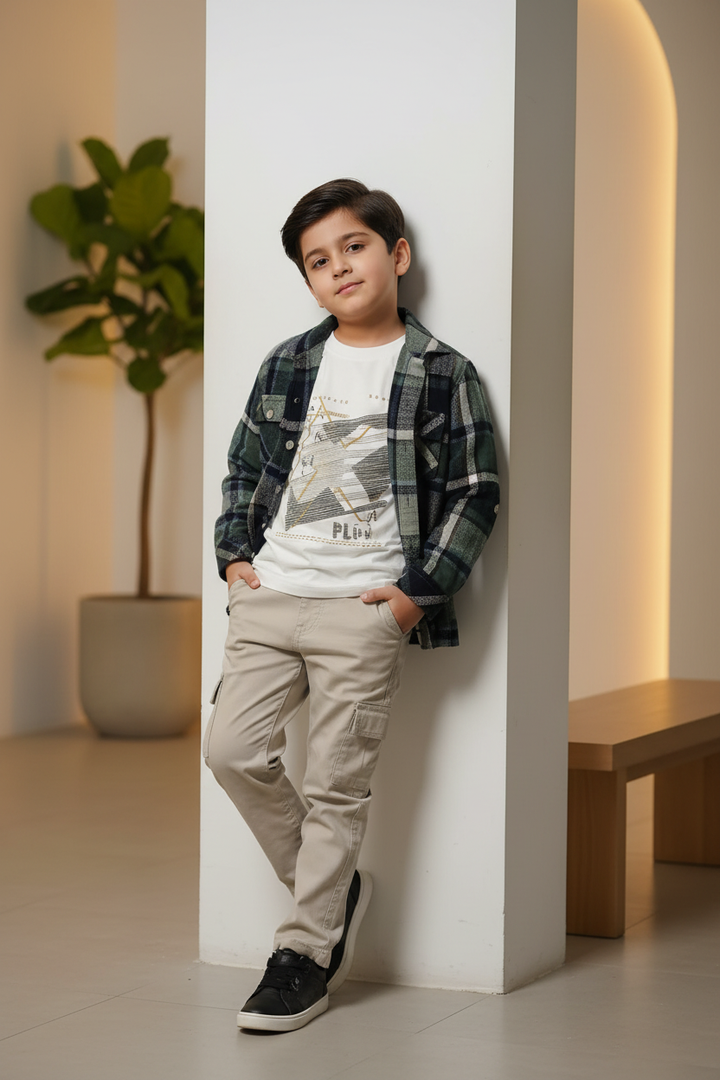 Garçon 6 ans – appuyé contre mur moderne, main dans la poche