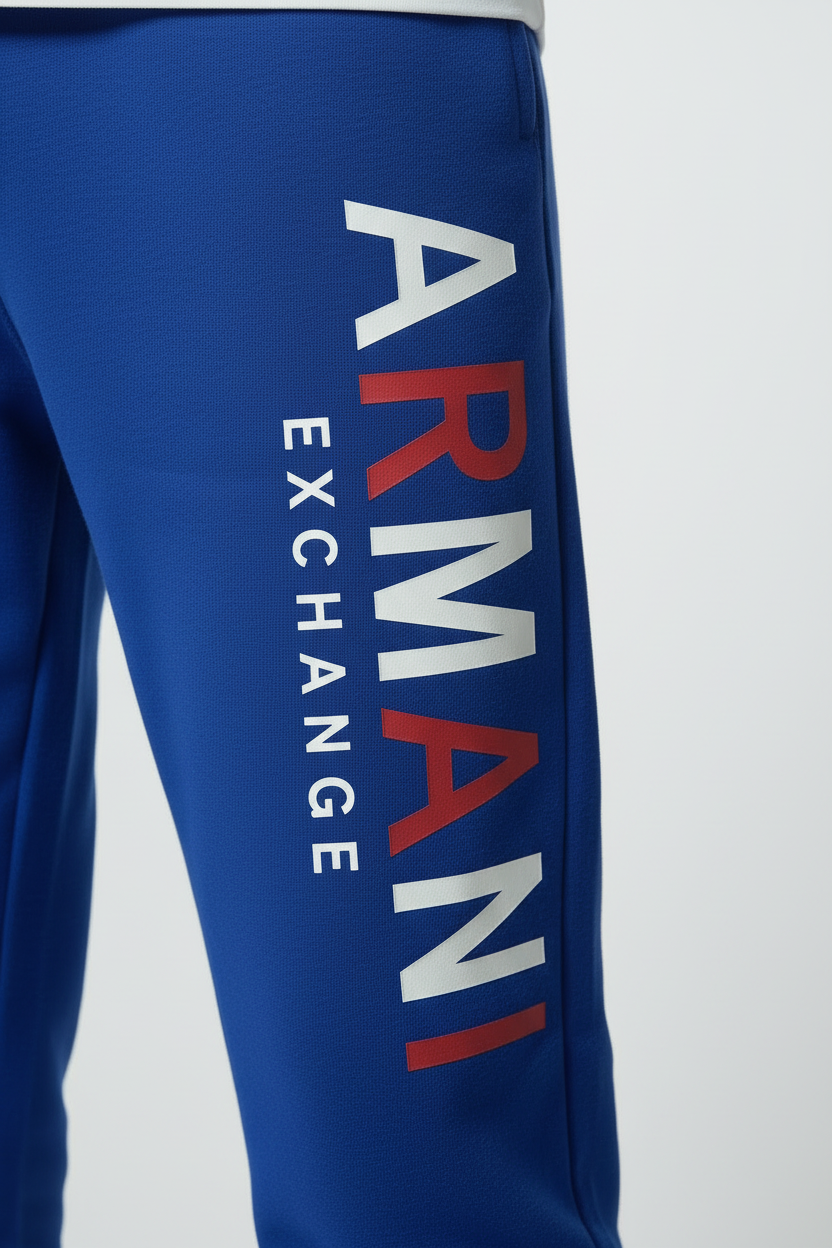 Détail imprimé Armani Exchange multicolore sur la jambe du jogging bleu royal