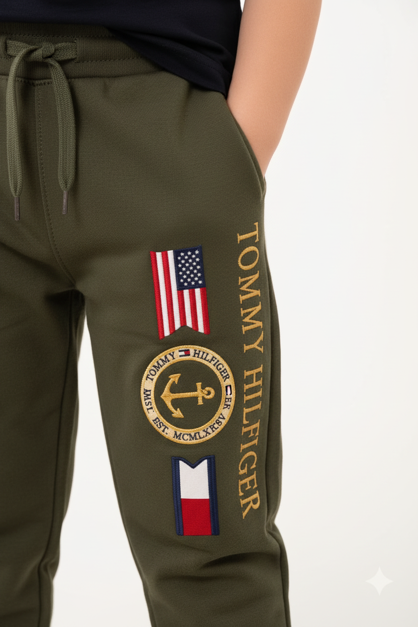 Détail broderie ancre dorée Tommy Hilfiger sur la jambe du jogging vert kaki enfant