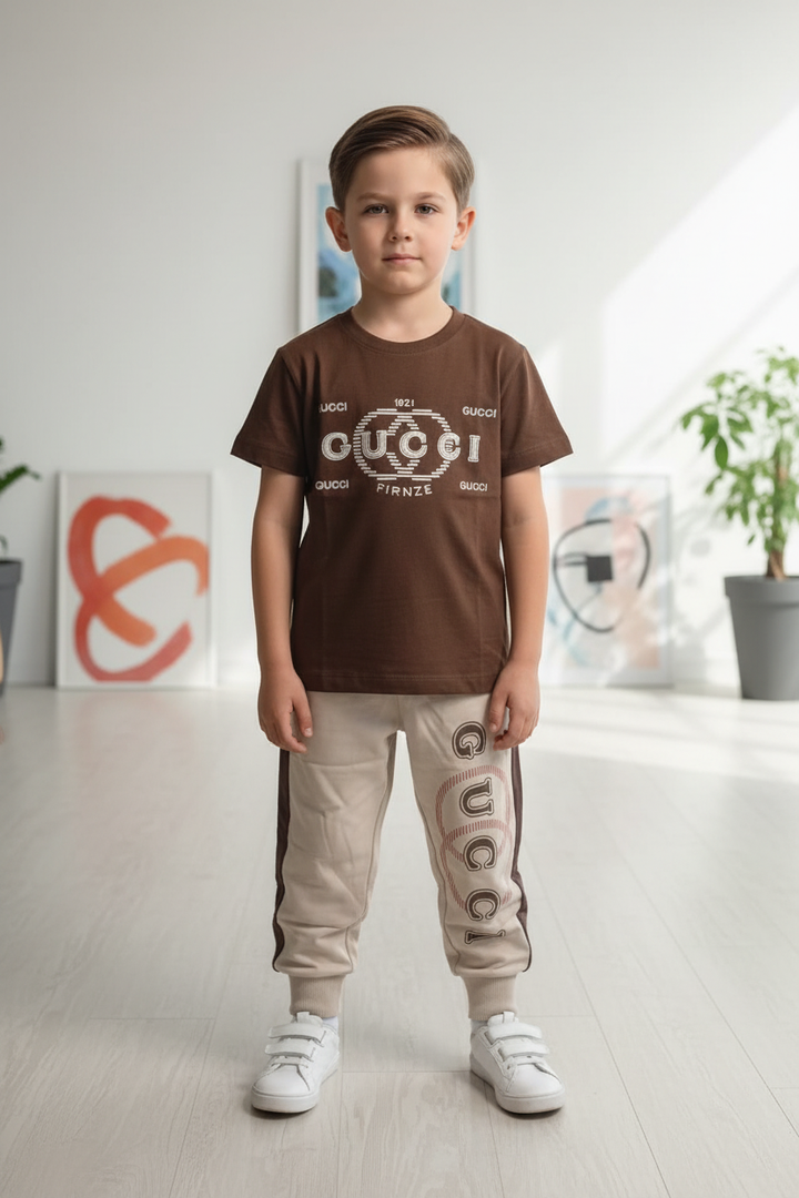 Garçon 6 ans portant l&