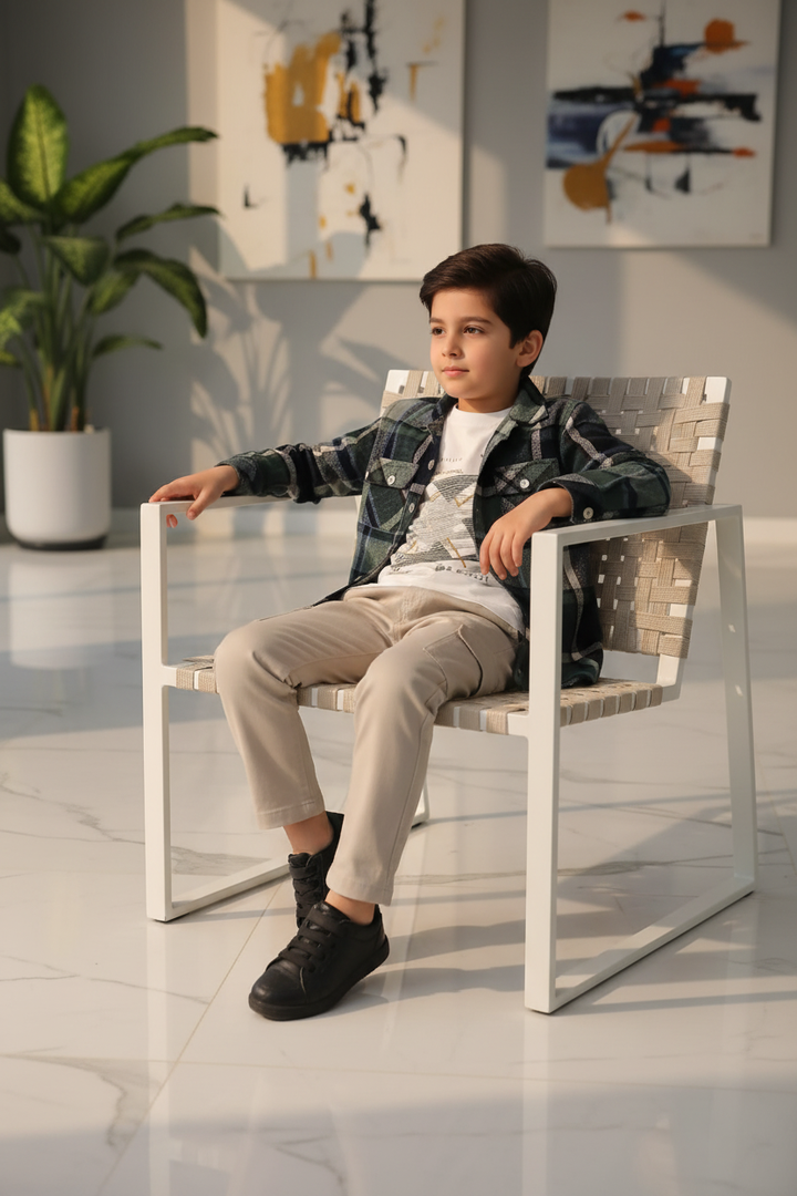 Garçon 6 ans – assis sur fauteuil design, intérieur chic