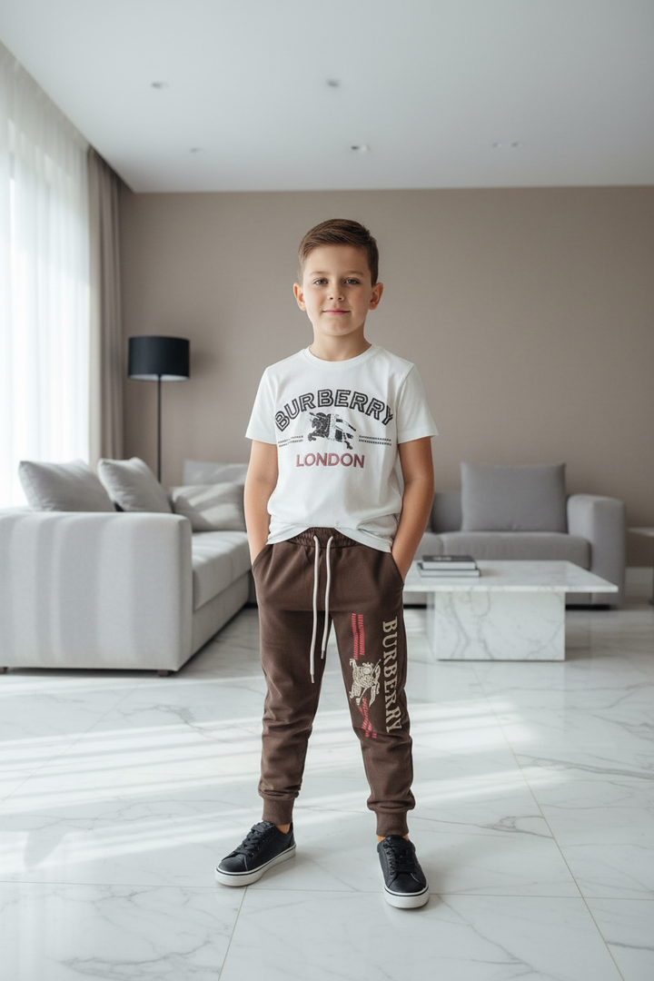 Ensemble jogging Burberry garçon 8 ans - pose debout, intérieur moderne