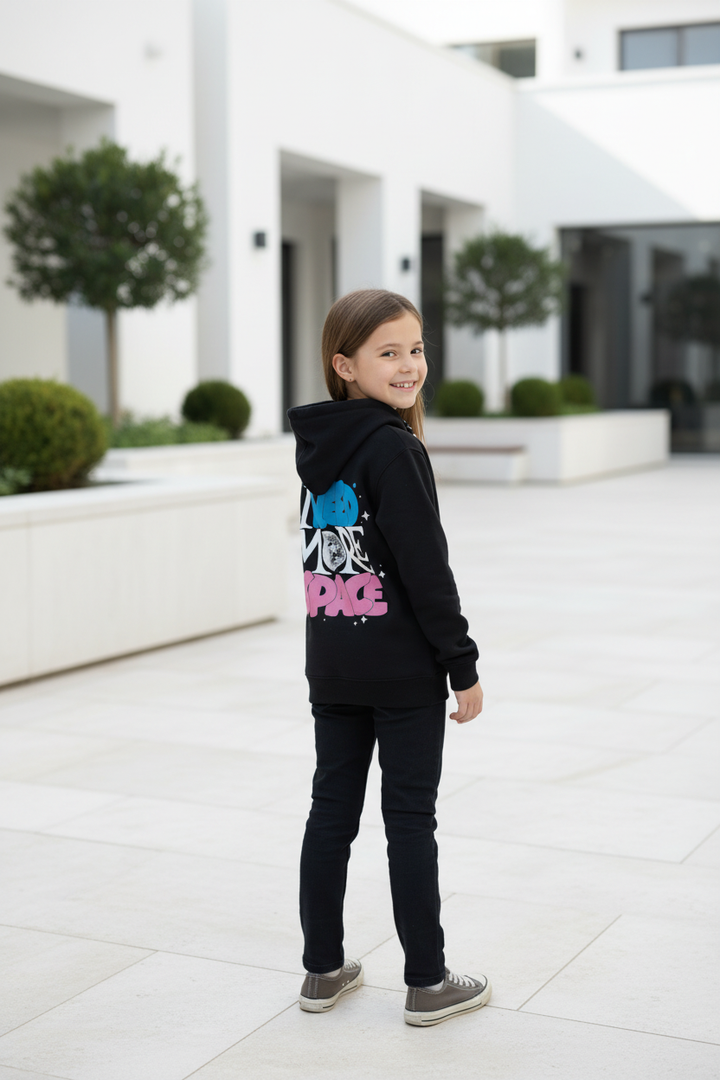 Enfant portant le hoodie noir CHAYA STYLE, pose de dos, extérieur moderne