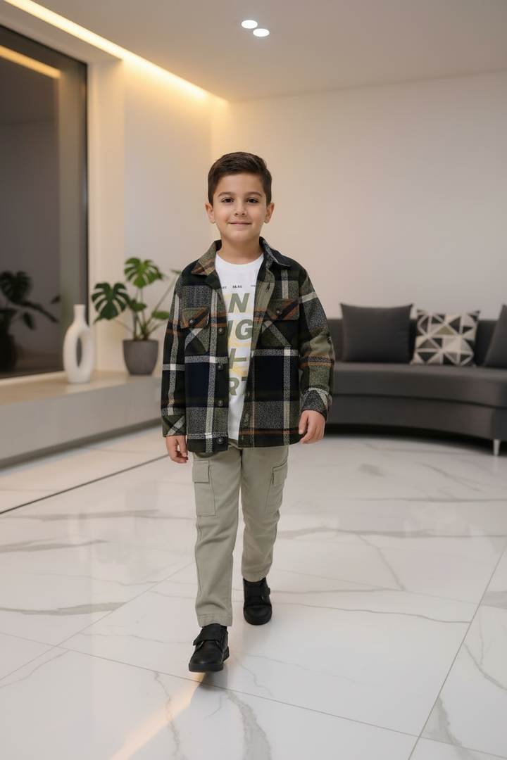 Garçon 6 ans – marche vers la caméra, intérieur moderne