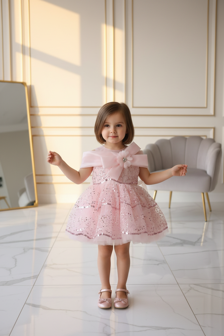 Fillette 3 ans - Pose debout, décor intérieur moderne