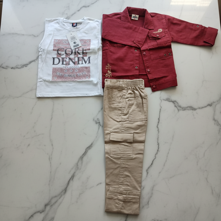 Ensemble 3 pièces garçon - veste cargo bordeaux, pantalon beige et t-shirt blanc - flat lay sur table