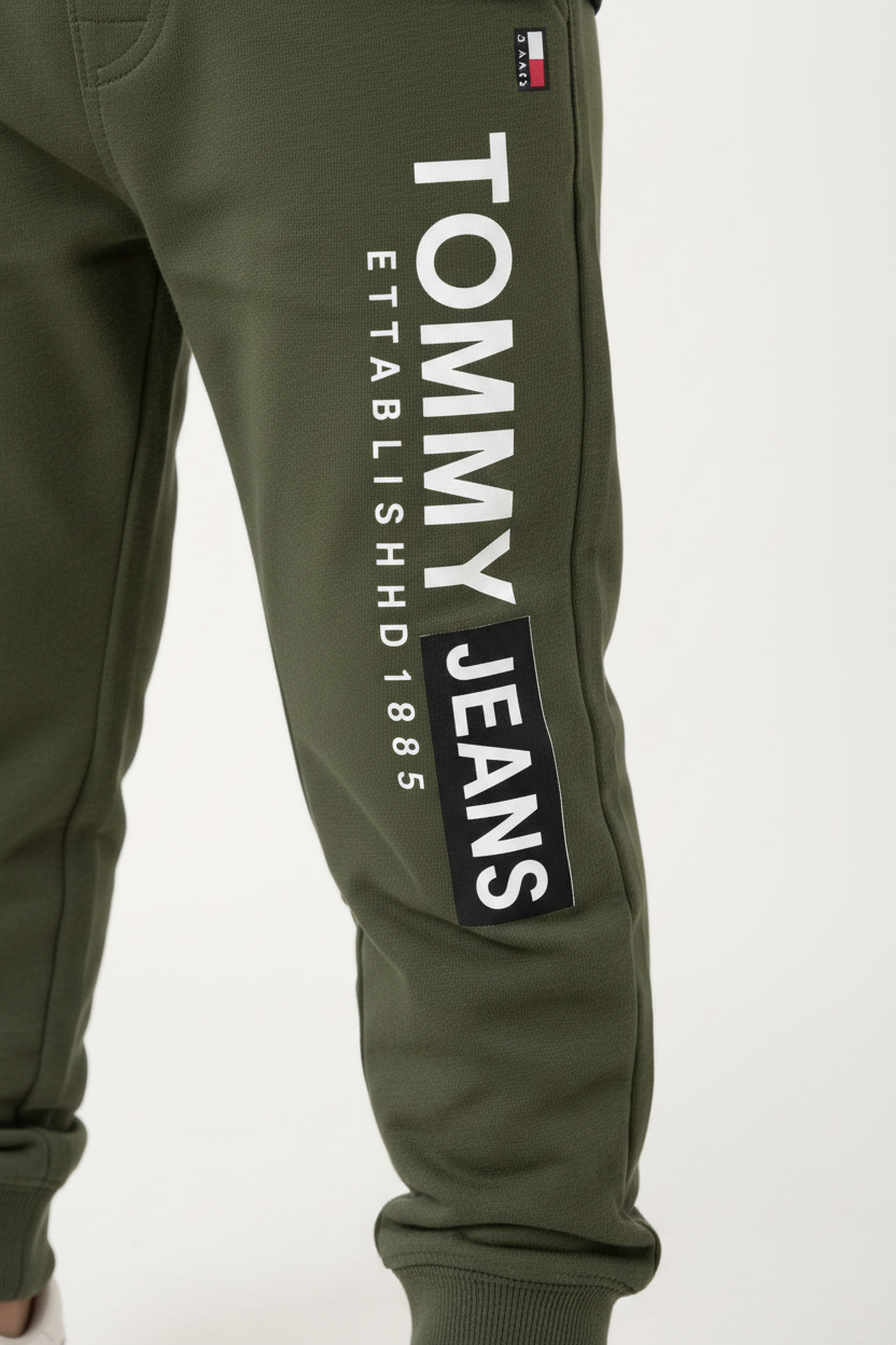 Détail imprimé Tommy Jeans Established 1985 sur la jambe du jogging vert kaki