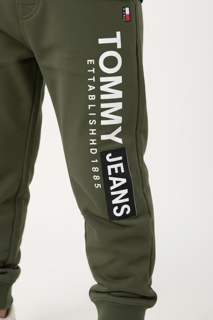 Détail imprimé Tommy Jeans Established 1985 sur la jambe du jogging vert kaki