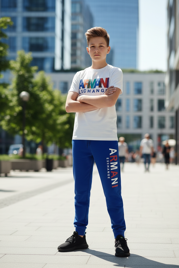 Garçon en ensemble Armani Exchange blanc et bleu royal, ambiance lifestyle urbaine