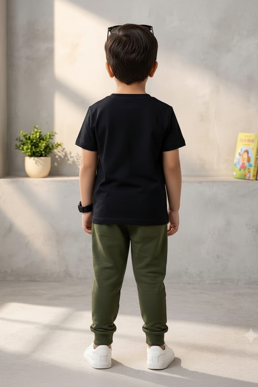 Ensemble Tommy Jeans garçon – vue de dos, t-shirt noir uni et jogging vert kaki