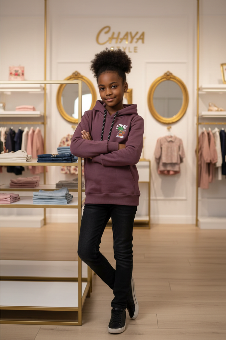 Fille afro-descendante portant le hoodie bordeaux CHAYA STYLE, adossée, boutique chic