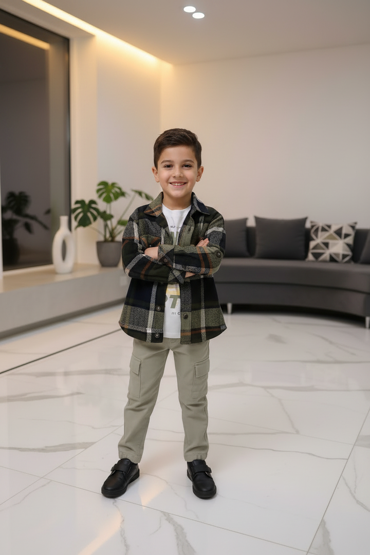 Garçon 6 ans – pose bras croisés, intérieur moderne
