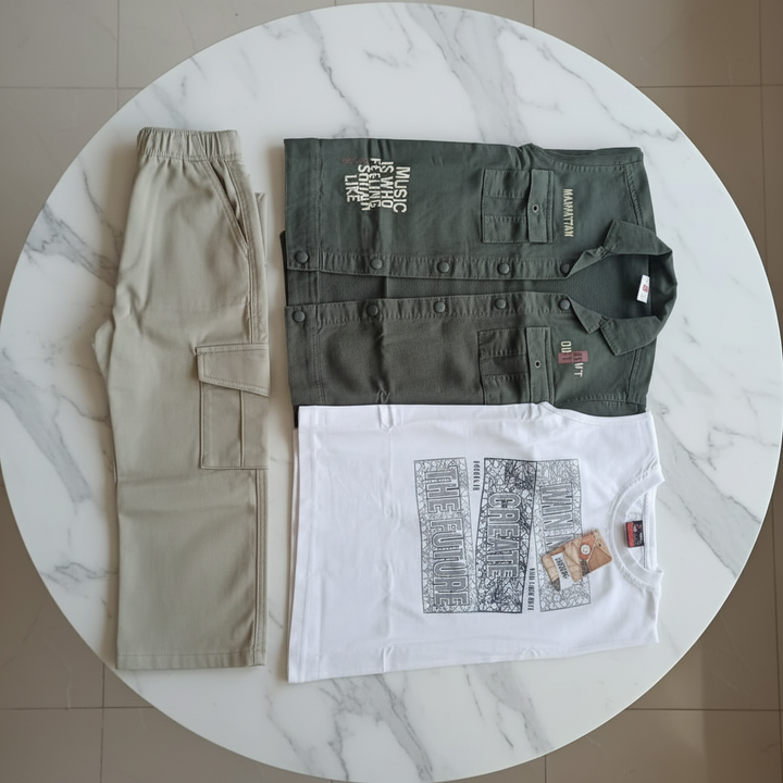 Ensemble 3 pièces garçon - chemise cargo kaki, pantalon droit beige et t-shirt blanc - flat lay sur table marbre