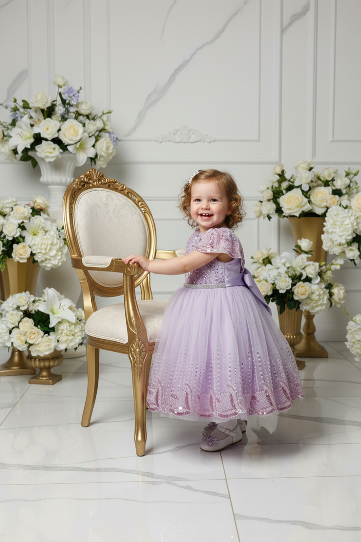 Robe de cérémonie paillettes violette bébé 1 an debout chaise dorée – CHAYA STYLE