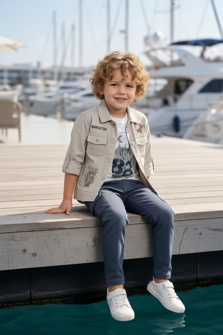 Ensemble 3 pièces garçon chemise oversize beige t-shirt blanc pantalon cargo gris – pose assis – CHAYA STYLE