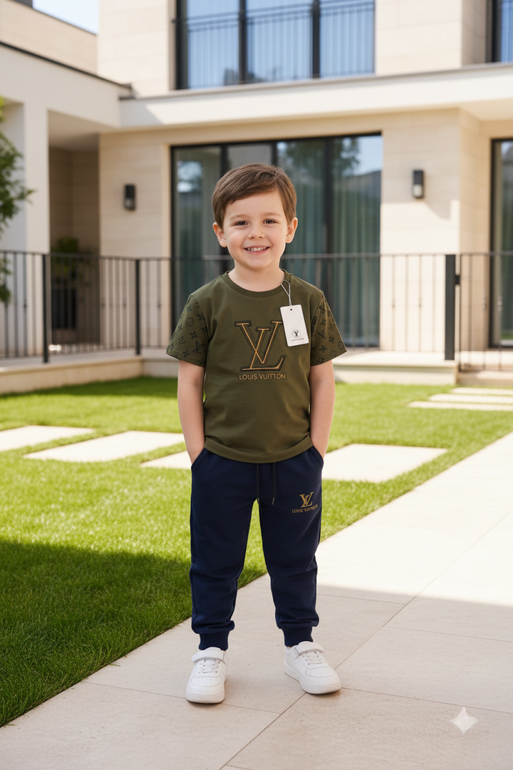 Garçon souriant en ensemble style LV vert kaki et bleu marine, ambiance lifestyle chic extérieure