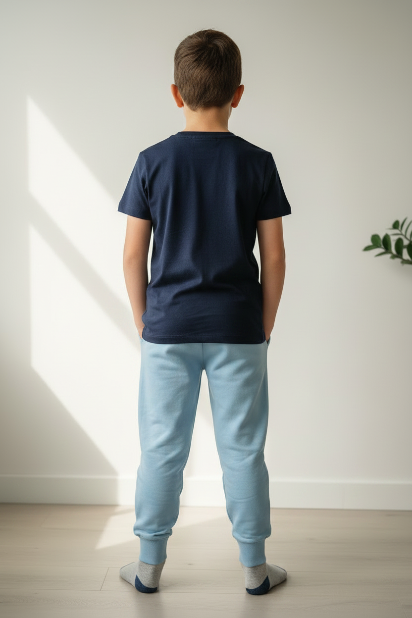 Ensemble U.S. Polo Assn. garçon – vue de dos, t-shirt marine uni et jogger bleu ciel