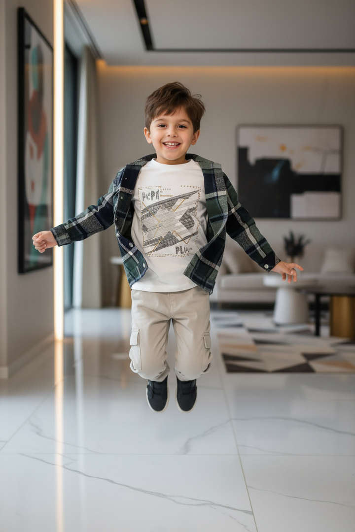 Garçon 6 ans – saut joyeux, intérieur chic