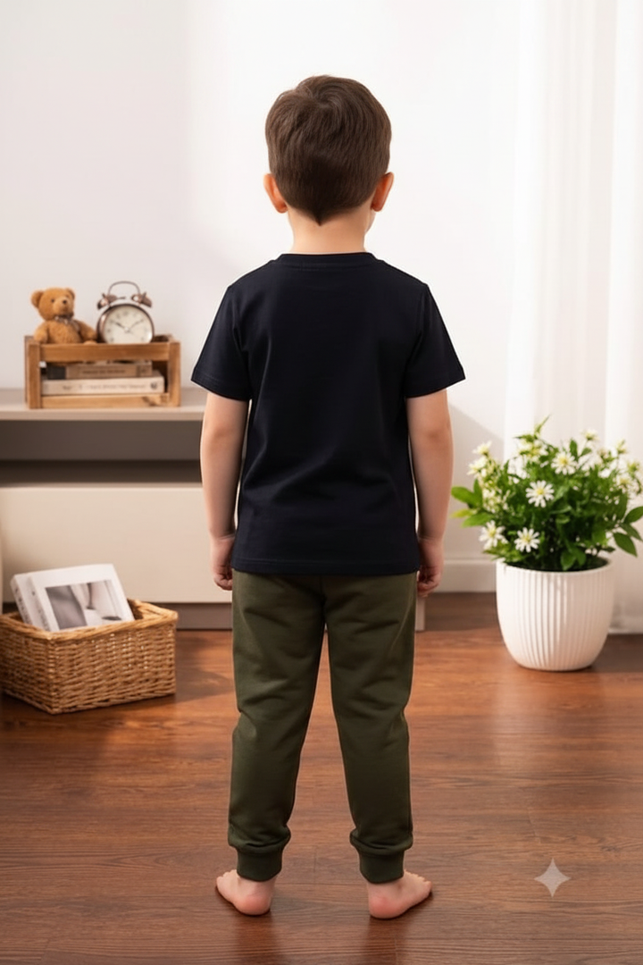 Ensemble Tommy Hilfiger garçon – vue de dos, t-shirt noir uni et jogging vert kaki brodé