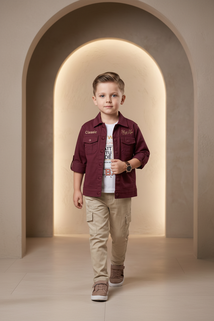 Ensemble 3 pièces garçon chemise bordeaux t-shirt blanc pantalon cargo beige – pose marche intérieur – CHAYA STYLE